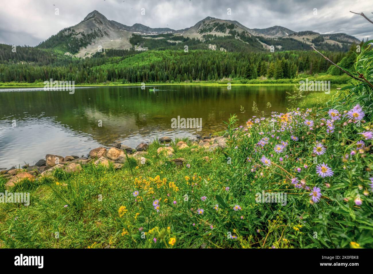 Lac perdu dans la forêt nationale de Gunnison Banque D'Images