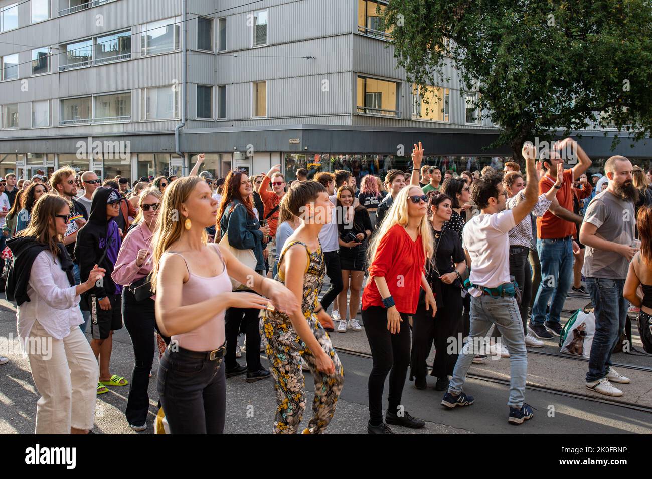 Des personnes dansant dans la rue à la musique de DJ dans le quartier Alppila d'Helsinki, en Finlande Banque D'Images
