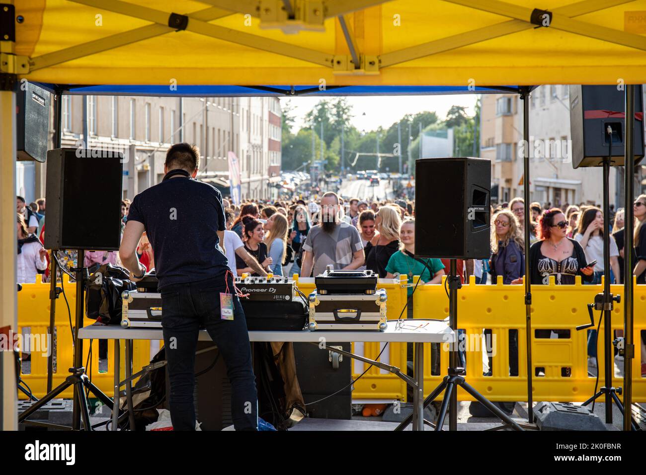 DJ Efialtes au travail pendant le Kallio Block Party 2022 dans le district d'Alppila à Helsinki, en Finlande Banque D'Images
