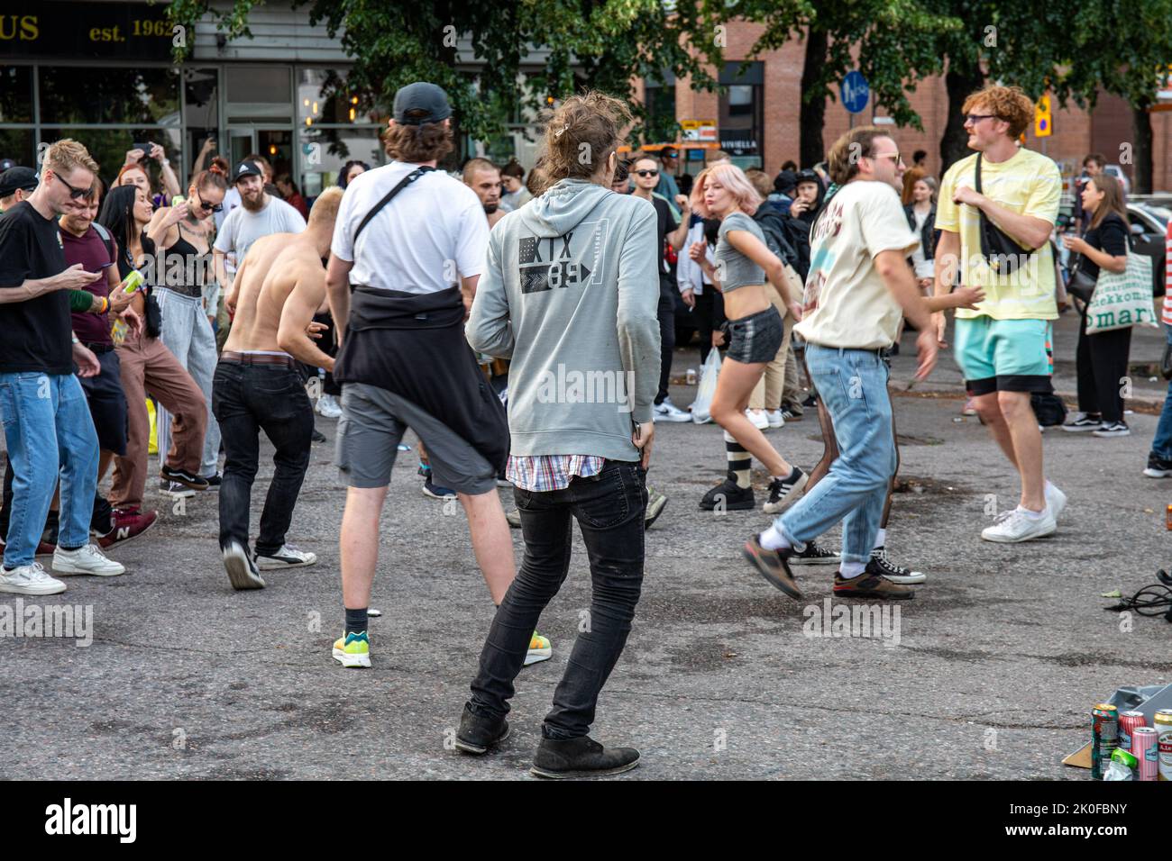 Des personnes dansant dans la rue Kallio Block Party 2022 dans le quartier Alppila d'Helsinki, en Finlande Banque D'Images