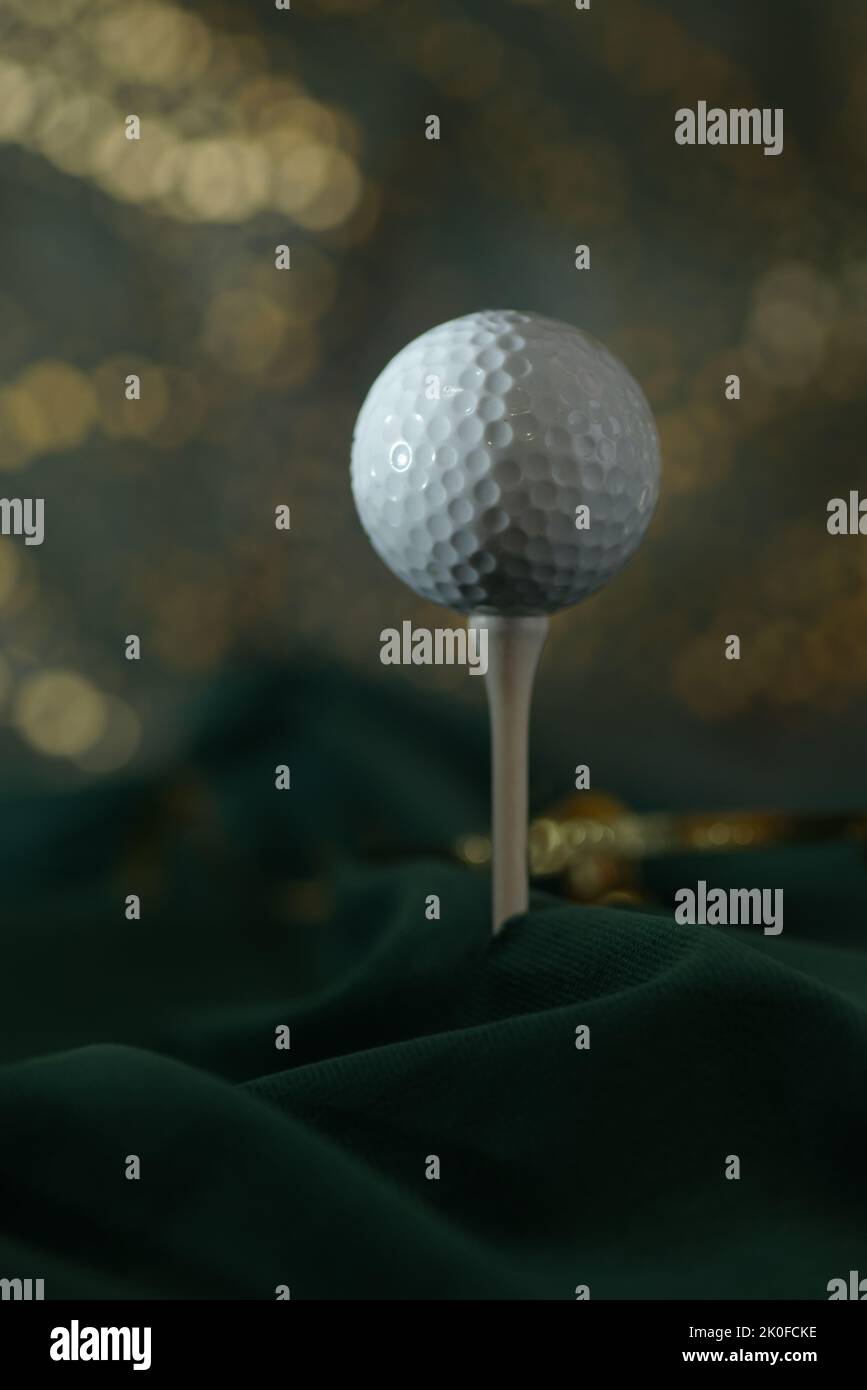 Gros plan du ballon de golf sur fond vert abstrait. Concept de carte de nouvel an Banque D'Images