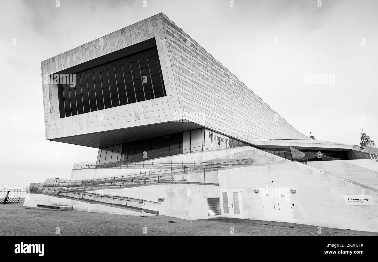 Musée de Liverpool en noir et blanc vu en face des oiseaux de foie qui cultiblont sur le Royal Liver Building en septembre 2022 en noir et blanc. Banque D'Images