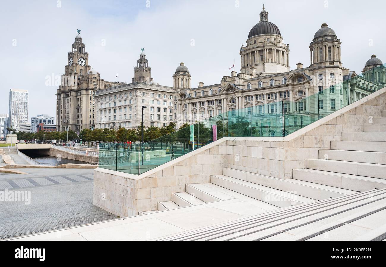 Des marches modernes et abstraites mènent aux trois Grâces sur l'horizon de Liverpool à Pier Head vu en septembre 2022. Banque D'Images
