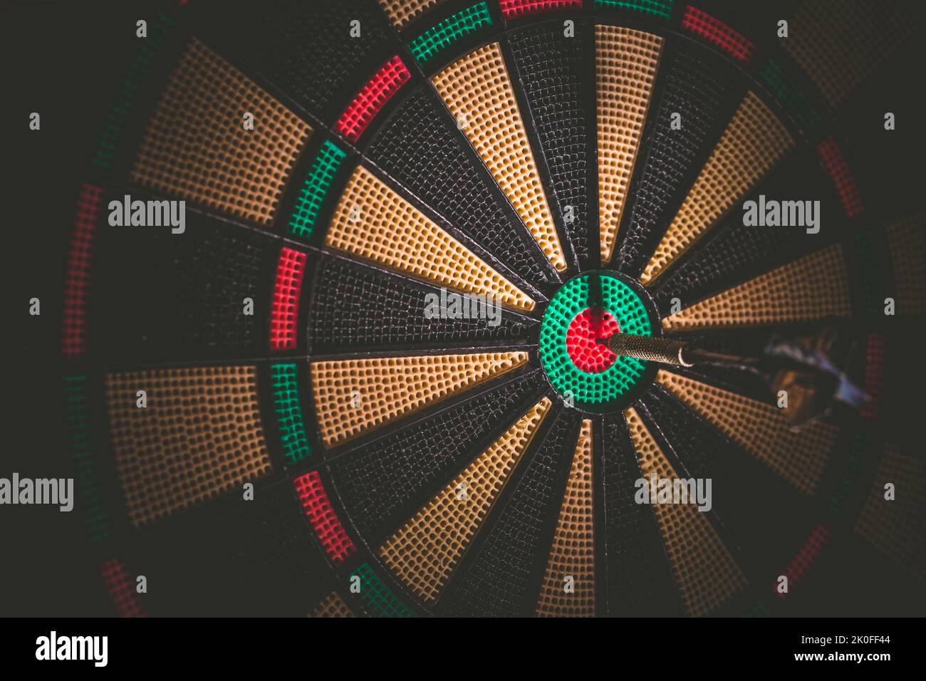 Concept d'entreprise - Target et Goal comme concept. La flèche de DART a frappé sur les bulleyes du dartboard pour indiquer que l'entreprise a atteint la cible Banque D'Images