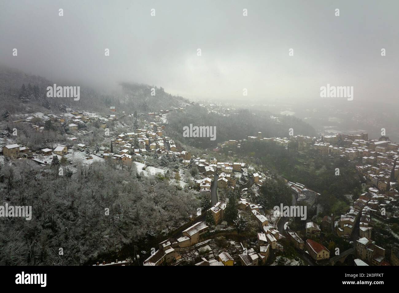 Paysage aérien d'hiver du centre historique dense de la ville de Thiers