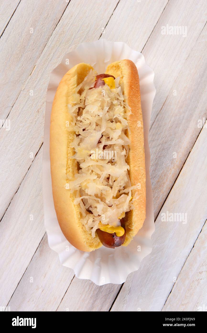 Prise de vue en grand angle d&amp;#39;un chien de Kraut. Un hot dog grillé sur ...