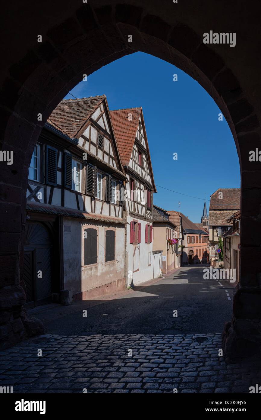 Vue sur les maisons alsaciennes traditionnelles depuis la porte d'entrée de la tour haute Banque D'Images