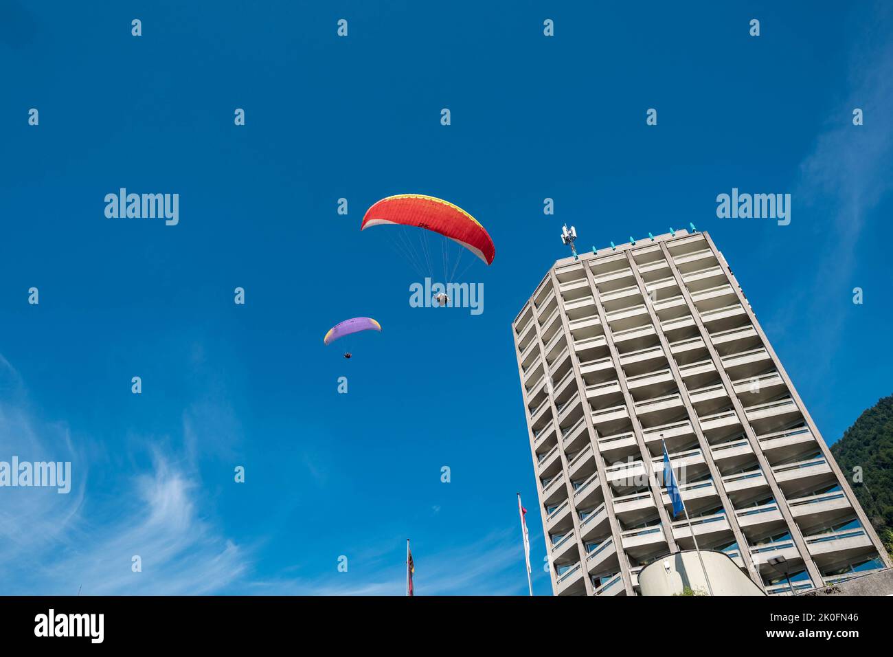 Vol en parapente en tandem au-dessus des Alpes suisses à Interlaken, en Suisse. Banque D'Images