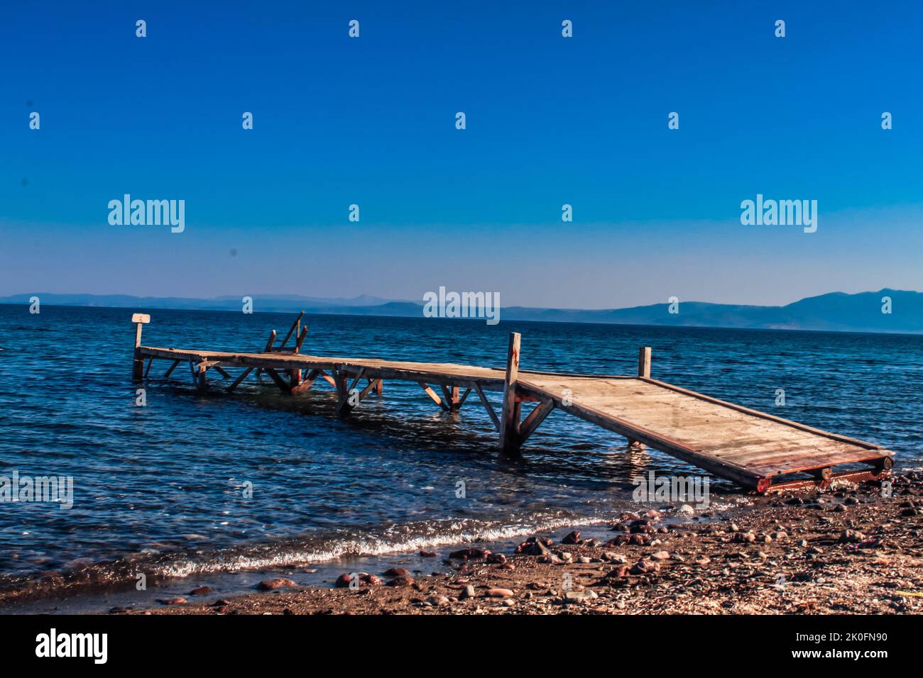 Cunda, Balikesir, Turquie - juillet 2022 : jetée en bois s'étendant jusqu'à la mer dans la péninsule de Cunda, point d'intérêt sélectif Banque D'Images