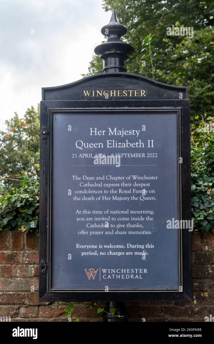 Septembre 2022. Avis de décès de la reine Elizabeth II dans le domaine de la cathédrale de Winchester, Hampshire, Angleterre, Royaume-Uni. Une invitation à venir à l'intérieur de la cathédrale et à remercier, à offrir des prières et à partager des souvenirs pendant cette période de deuil national. Banque D'Images