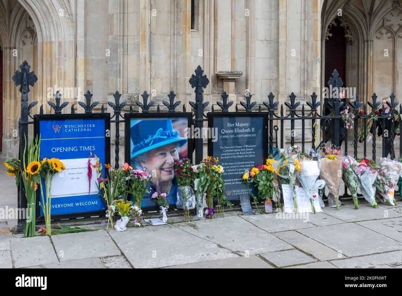 Winchester, Hampshire, Royaume-Uni. 11th septembre 2022. Après la mort de la reine Elizabeth II le 8th septembre 2022, les gens ont placé des fleurs et des hommages en l'honneur de la reine Elizabeth II devant l'entrée de la cathédrale de Winchester. Le pays est dans une période de deuil national jusqu'à ses funérailles. Banque D'Images