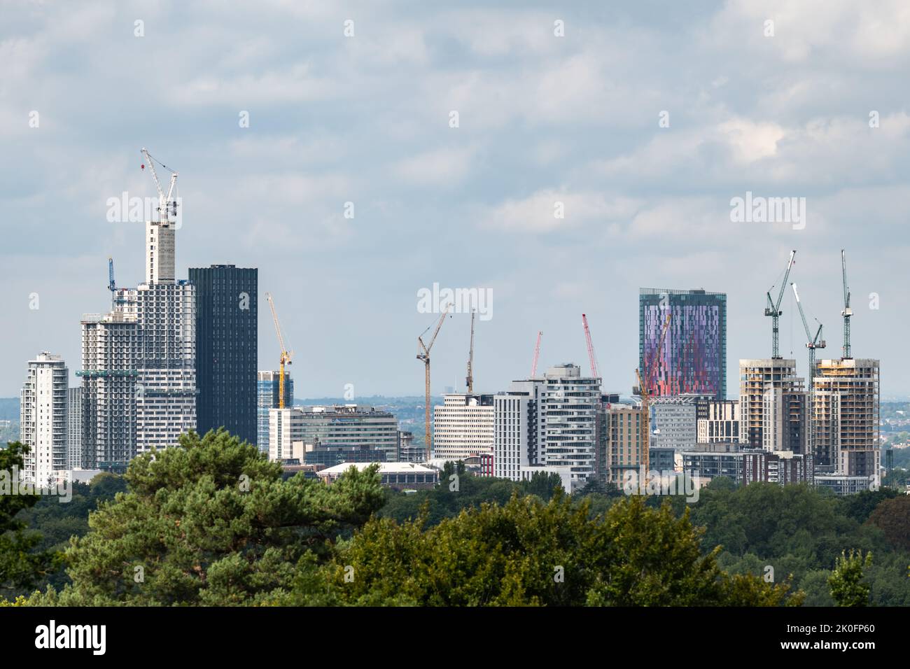 Ligne d'horizon du centre de Croydon montrant des travaux de construction intensifs avec 11 grues à tour parmi les gratte-ciel et les grands bâtiments. Septembre 2022. Banque D'Images