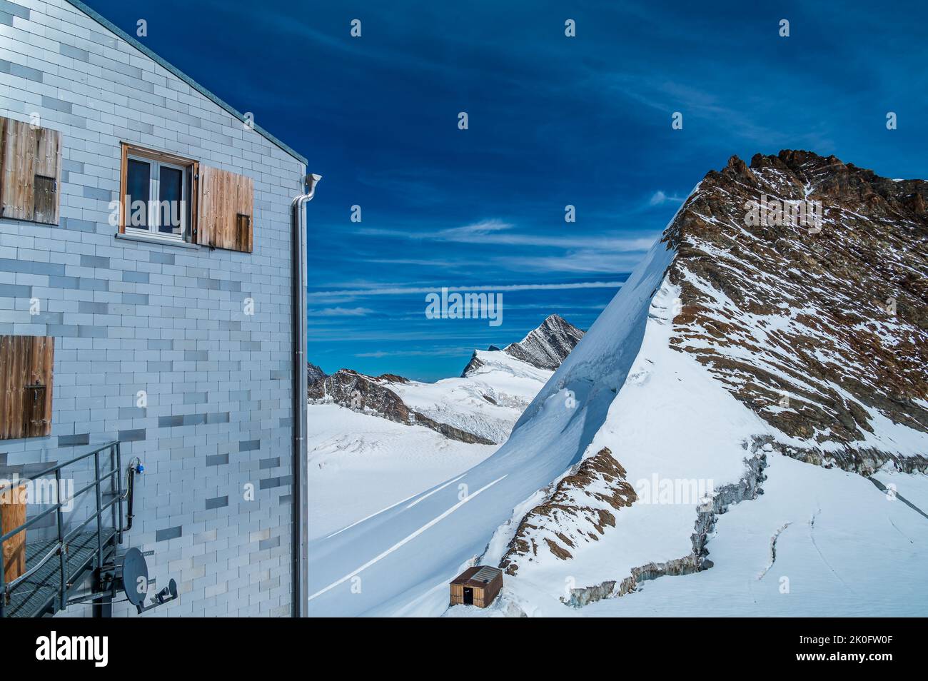 La cabane Monchsjoch est une cabane de montagne située dans les Alpes bernoises et appartenant au Swiss Alpine Club Banque D'Images
