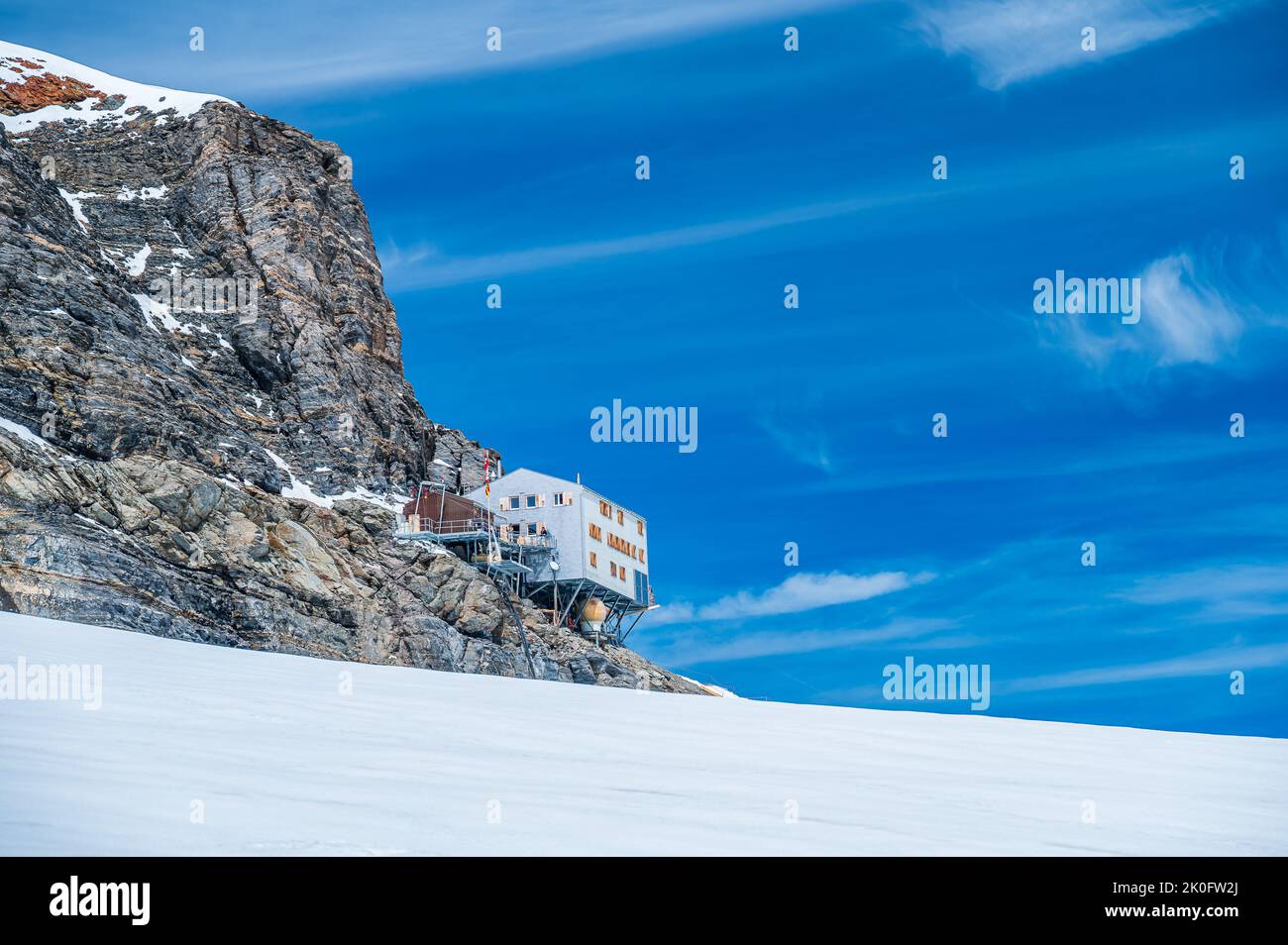 La cabane Monchsjoch est une cabane de montagne située dans les Alpes bernoises et appartenant au Swiss Alpine Club Banque D'Images