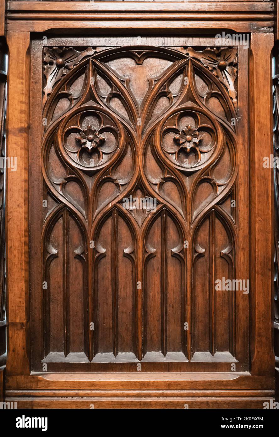 Gros plan sur un mobilier ancien en bois européen de style victorien datant du 19th siècle. Banque D'Images