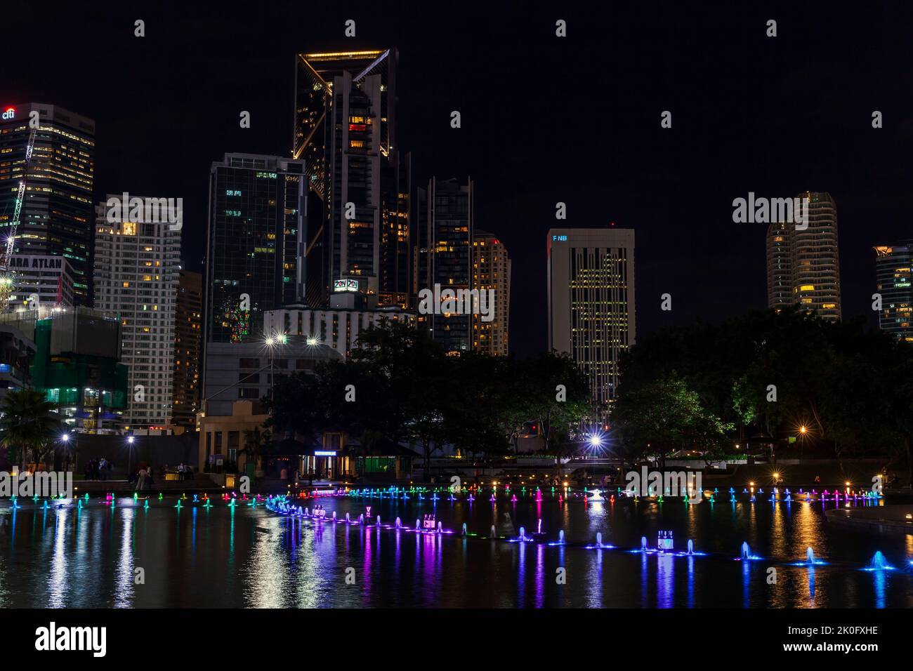 Kuala Lumpur, Malaisie - 28 novembre 2019 : parc KLCC la nuit avec fontaine illuminée Banque D'Images