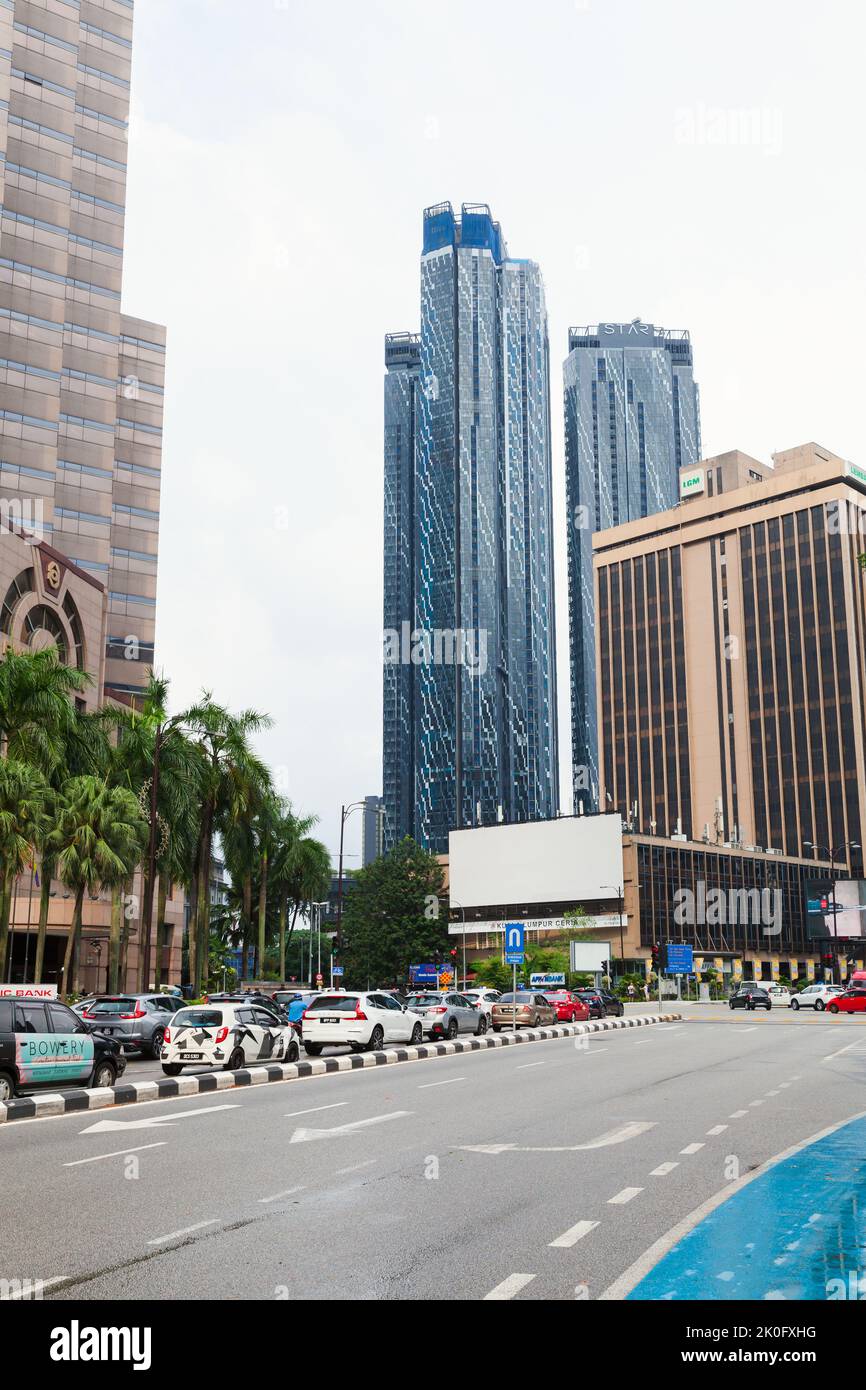 Kuala Lumpur, Malaisie - 25 novembre 2019 : vue verticale sur la rue, les gens ordinaires et les voitures sont dans la rue Banque D'Images