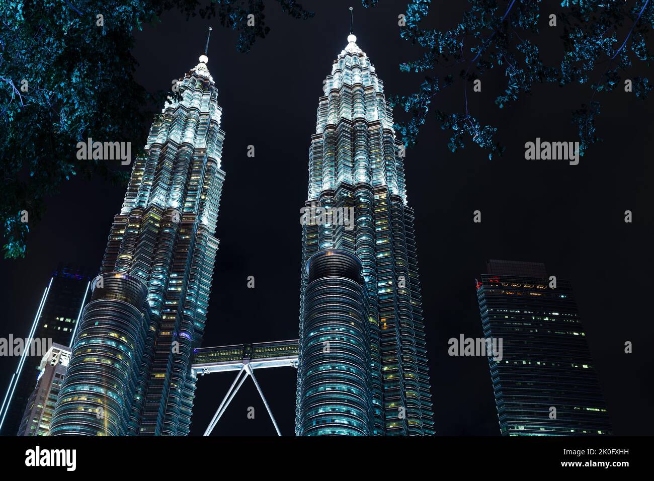 Kuala Lumpur, Malaisie - 28 novembre 2019: Tours jumelles Petronas la nuit. Les gratte-ciels éclairés sont sous le ciel sombre Banque D'Images