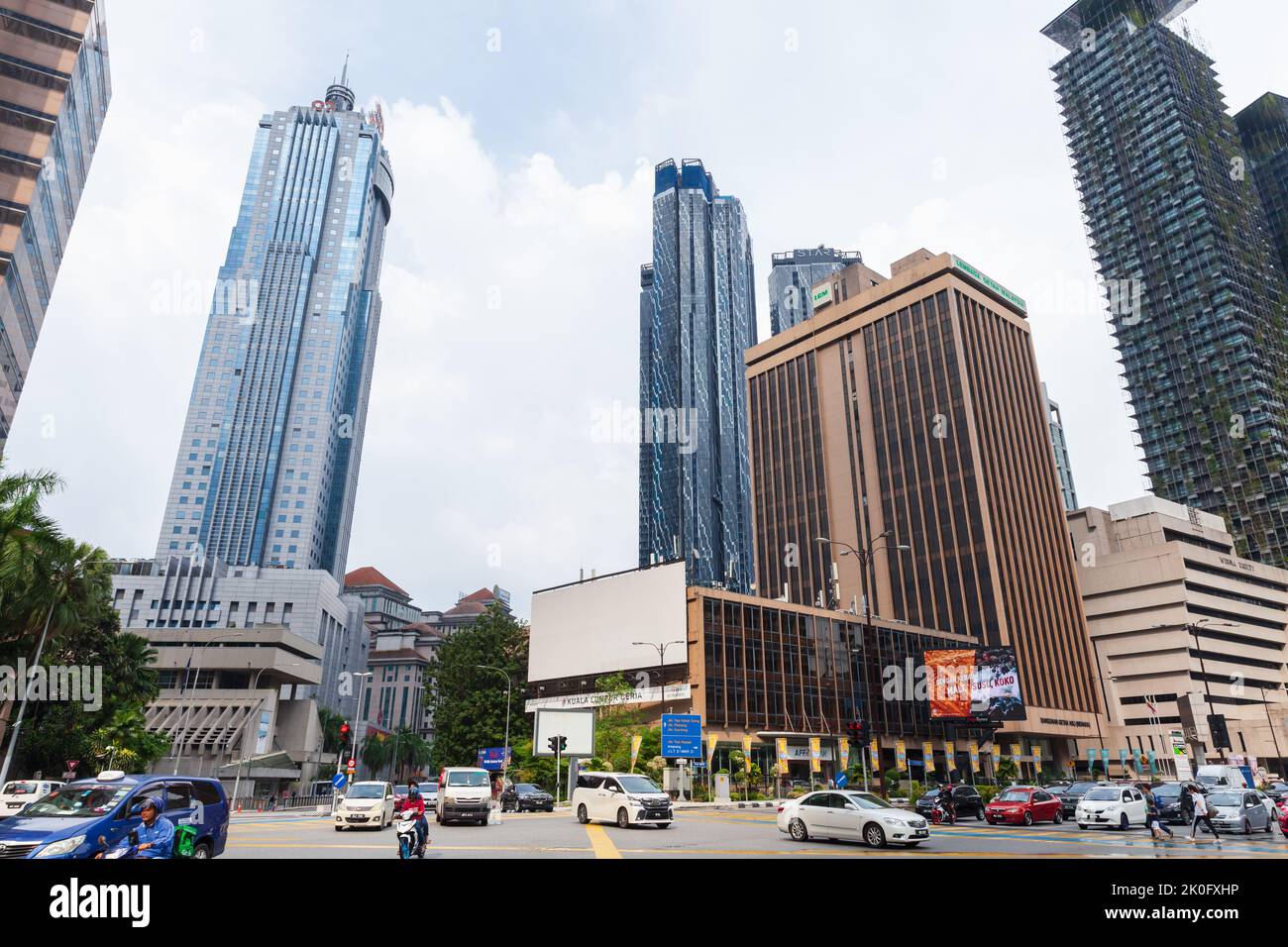 Kuala Lumpur, Malaisie - 25 novembre 2019 : vue sur la rue de Kuala Lumpur avec les gens ordinaires et les voitures Banque D'Images