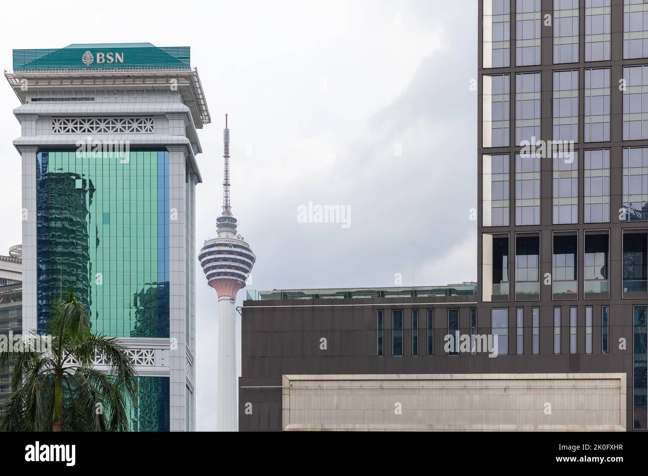 Kuala Lumpur, Malaisie - 25 novembre 2019 : paysage urbain avec de grands immeubles de bureaux et tour de télévision Banque D'Images