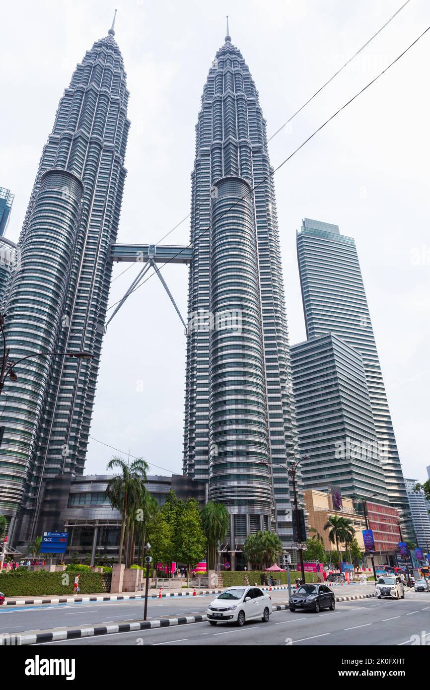Kuala Lumpur, Malaisie - 25 novembre 2019: Tours jumelles Petronas, vue verticale sur la rue, les gens ordinaires marchent dans la rue Banque D'Images