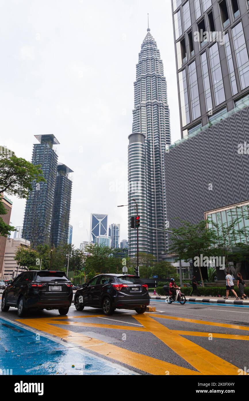 Kuala Lumpur, Malaisie - 25 novembre 2019 : vue verticale sur la rue avec tour Petronas, les gens ordinaires et les voitures sont dans la rue Banque D'Images