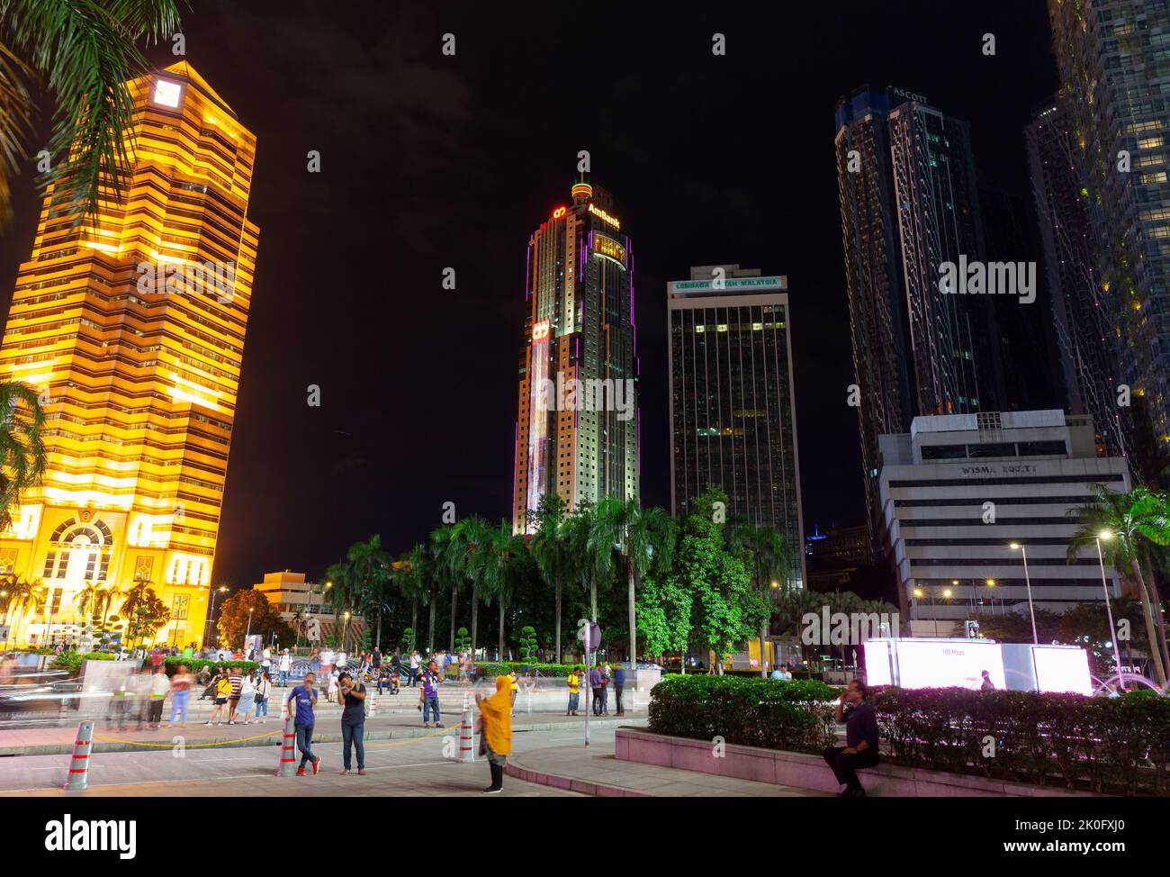 Kuala Lumpur, Malaisie - 28 novembre 2019: Centre ville de Kuala Lumpur vue de nuit sur la rue avec le bâtiment de la Banque publique Banque D'Images