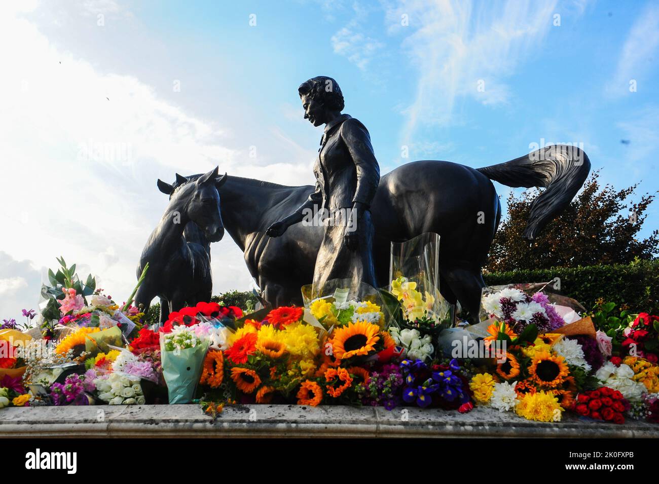 Statue du Queens célébrant l'anniversaire de 90 ans dans le Suffolk de Newmarket, des fleurs ornent la statue de façon sobre. Banque D'Images