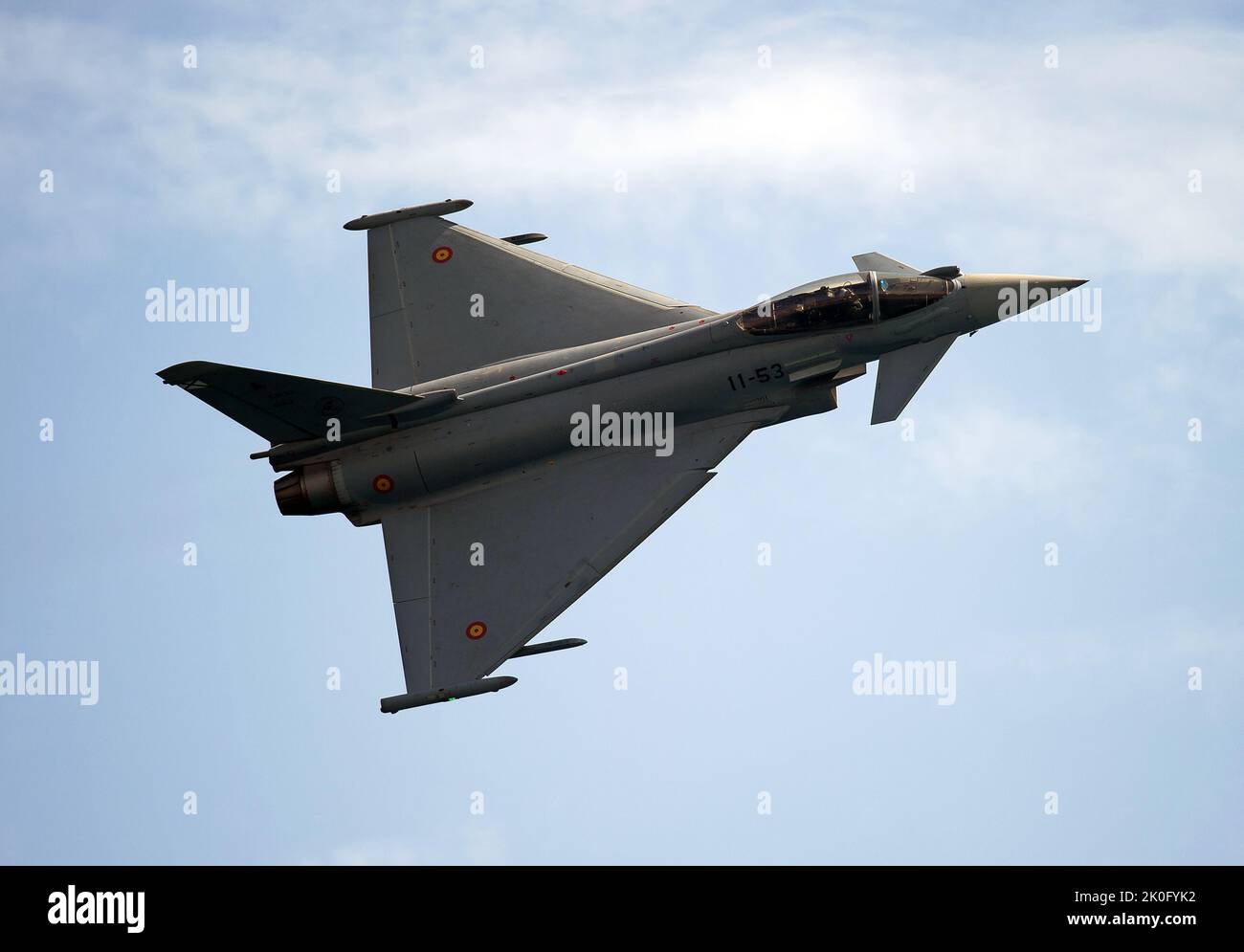 Un Eurofighter ALA 11 se produit dans les airs lors du salon international Torre del Mar Airshow de 2022 à la plage. Des membres de différentes patrouilles exécutent des expositions et des acrobaties pendant le festival, ce qui attire chaque année des milliers de personnes à la ville de Torre del Mar. (Photo de Jesus Merida / SOPA Images / Sipa USA) Banque D'Images