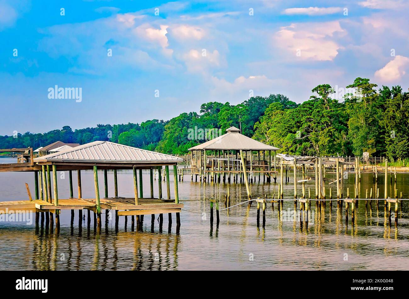 Mobile Bay est photographié à partir de la jetée du May Day Park, le 8 septembre 2022, à Daphne, Alabama. Fondé en 1887, le parc est l'un des 13 parcs de Daphné. Banque D'Images