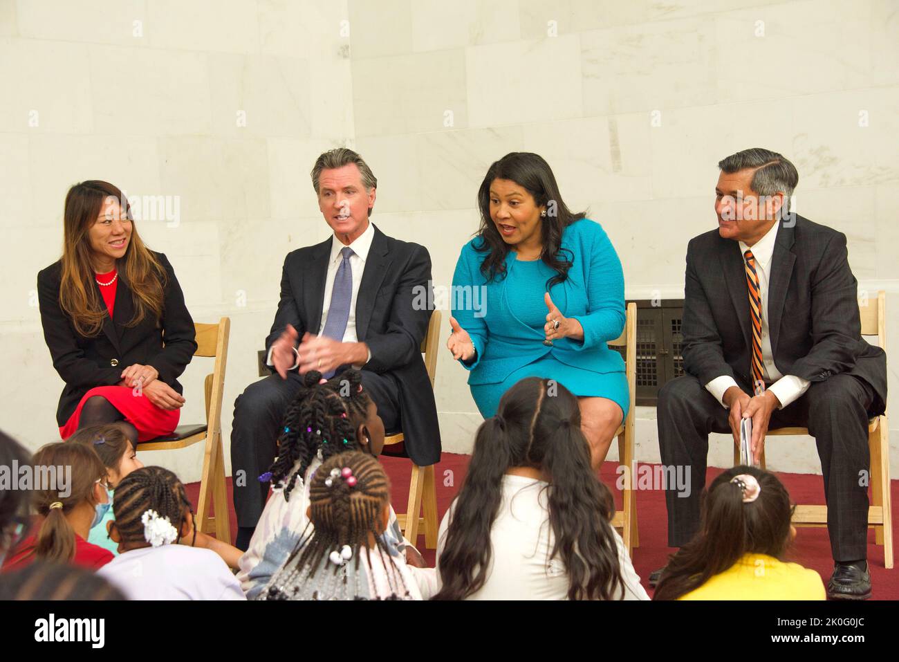 San Francisco, CA - 26 avril 2022: Trésorier Ma, Gouverneur Newsom, Maire Breed et Trésorier Cisneros parlent avec des enfants de Bryant Elementary Schoo Banque D'Images