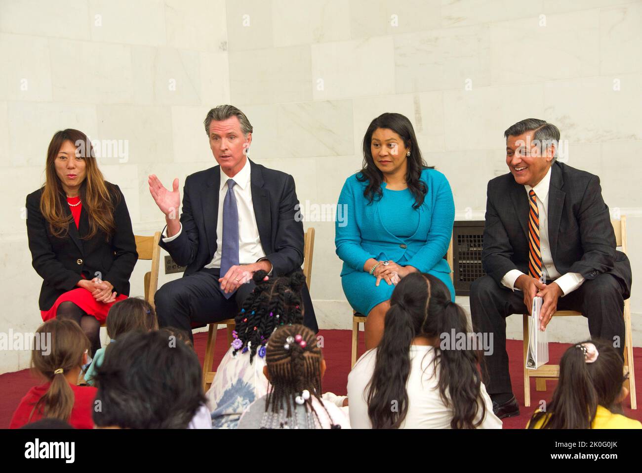 San Francisco, CA - 26 avril 2022: Trésorier Ma, Gouverneur Newsom, Maire Breed et Trésorier Cisneros parlent avec des enfants de Bryant Elementary Schoo Banque D'Images