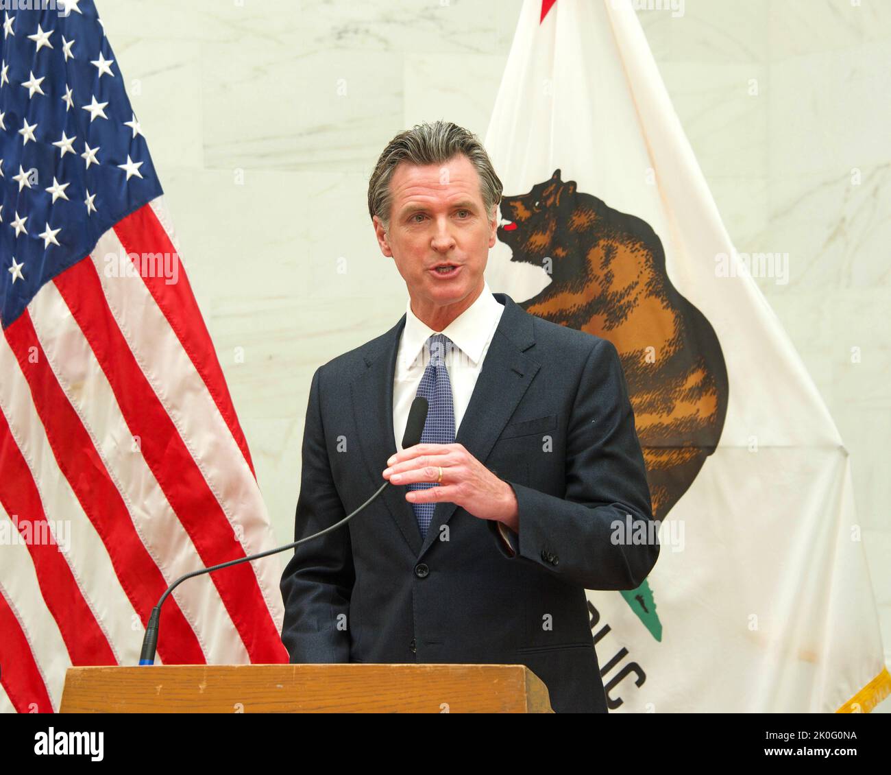 San Francisco, CA - 26 avril 2022: Le gouverneur de la Californie, Gavin Newsom, parle au programme de la maternelle au collège mise à jour de l'état d'avancement Conférence de presse Banque D'Images