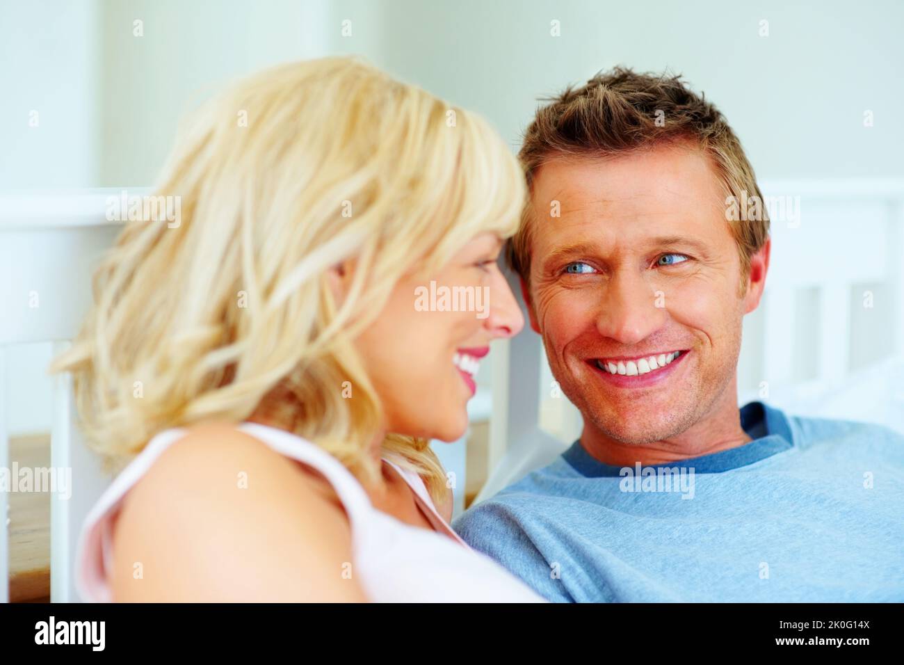 Couple d'âge moyen romantique regardant l'un l'autre. Portrait d'un couple romantique d'âge moyen regardant l'un l'autre. Banque D'Images