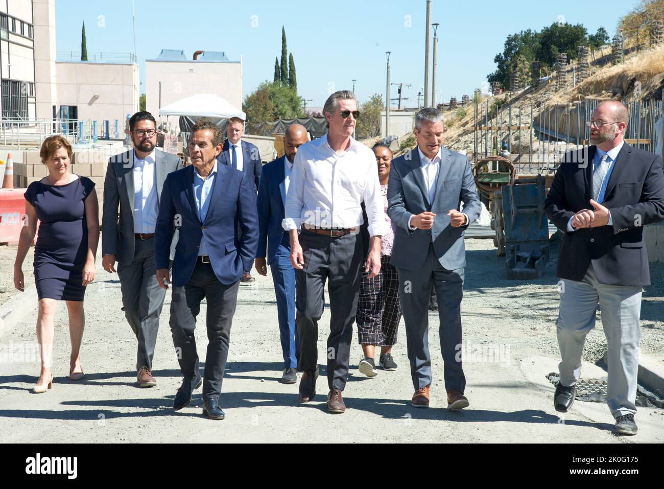 Antioch, CA - 11 août 2022: Le gouverneur de la Californie Newsom marche pour la conférence de presse pour annoncer les stratégies d'approvisionnement en eau pour CA, qui incluent la co Banque D'Images