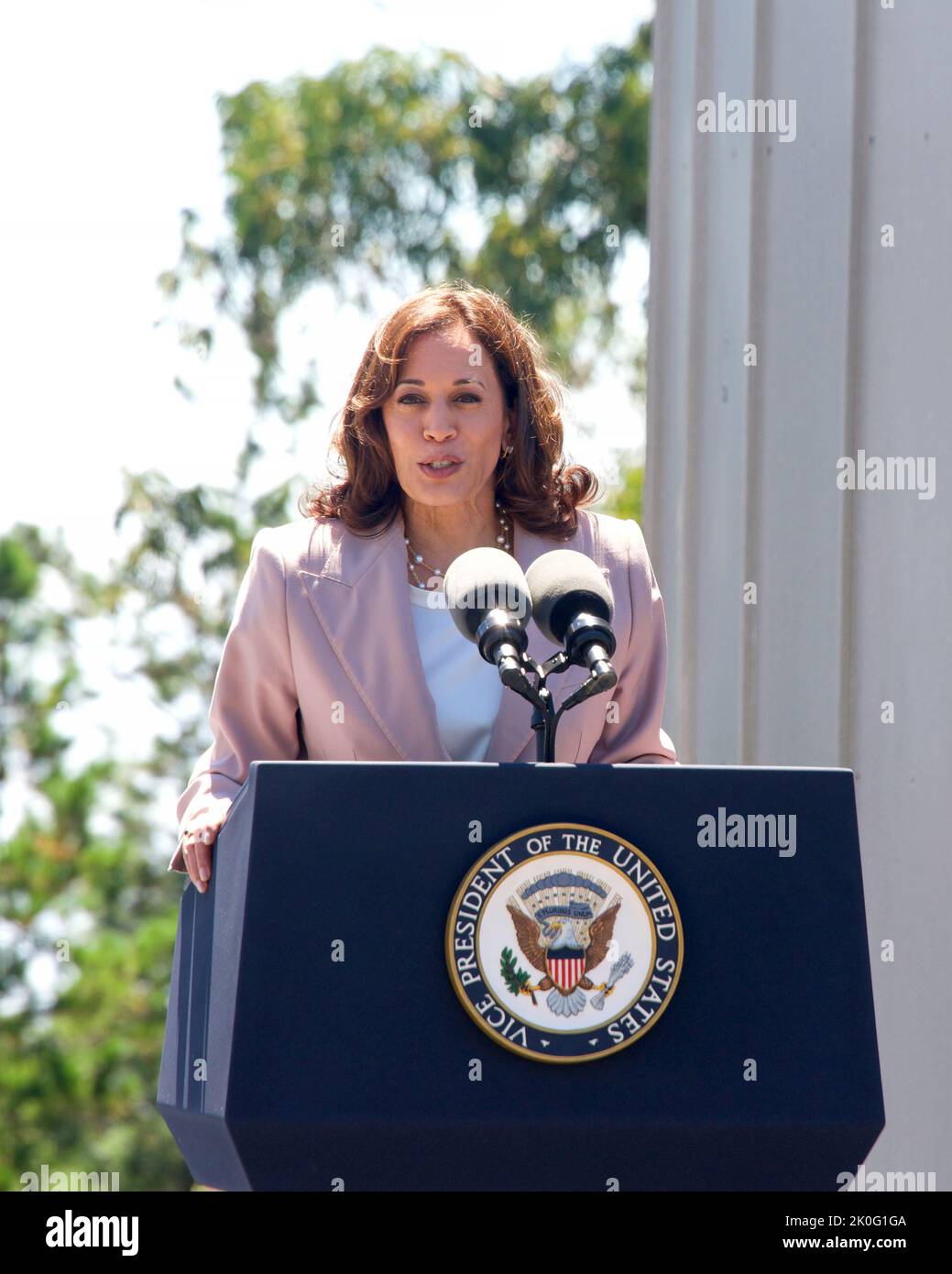 Oakland, CA - 12 août 2022: Le vice-président Kamala Harris parle au Chabot Space and Science Center au sujet de l'innovation spatiale en Californie Banque D'Images