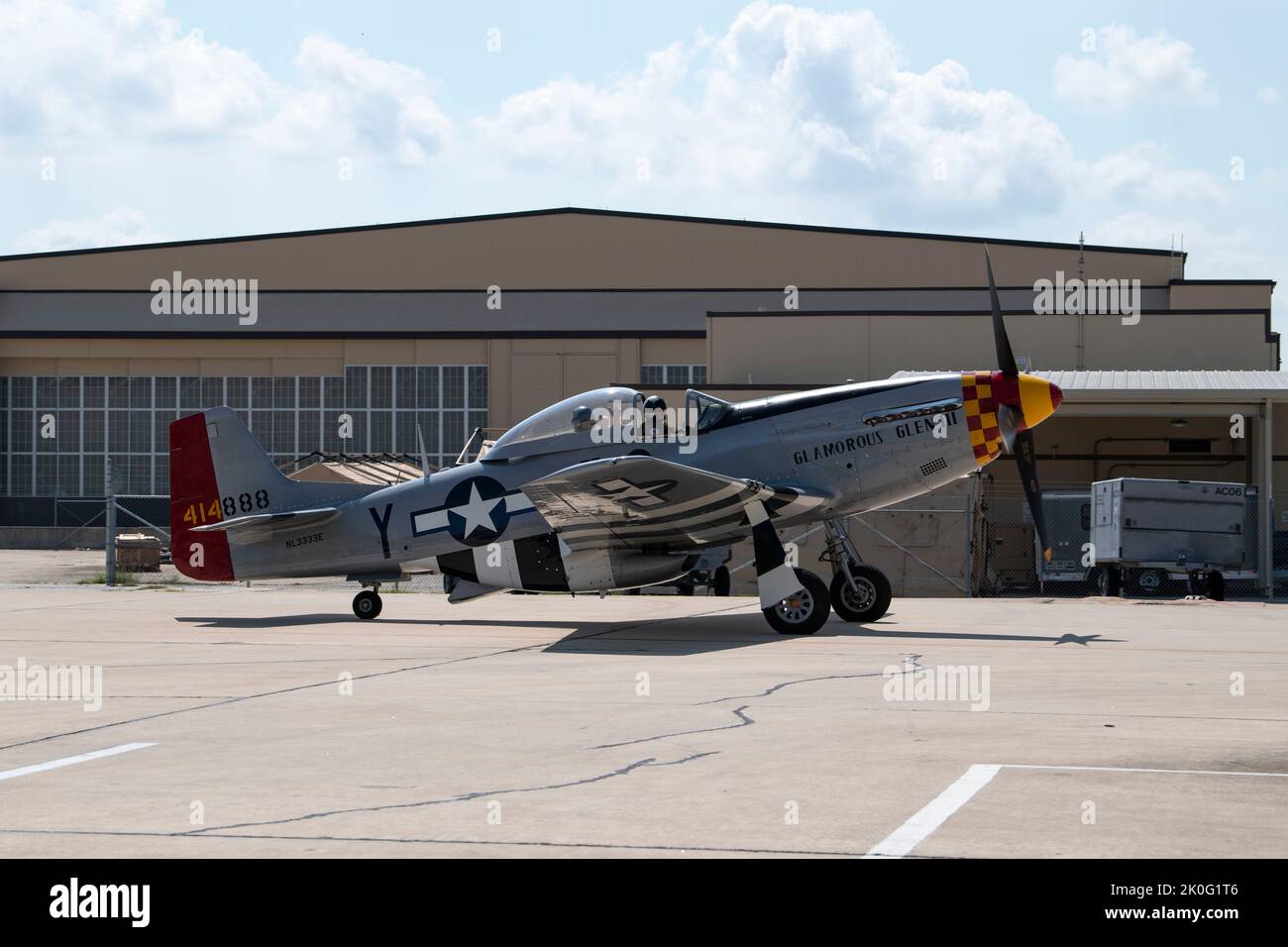 En l'honneur du 75th anniversaire de la United States Air Force, un P-51 historique Mustang de 1941 a volé en formation avec F-16s de l'aile Fighter 149th à la base conjointe San Antonio-Lackland, le 10 septembre 2022. Cet avion de la deuxième Guerre mondiale n'était pas seulement le modèle 2nd d'avion à voler par le 149th FW, mais il a également été initialement transporté par Chuck Yeager, le premier pilote enregistré pour briser la barrière sonore. (Photo de la Garde nationale aérienne par le sergent d'état-major. Katie Schultz) Banque D'Images
