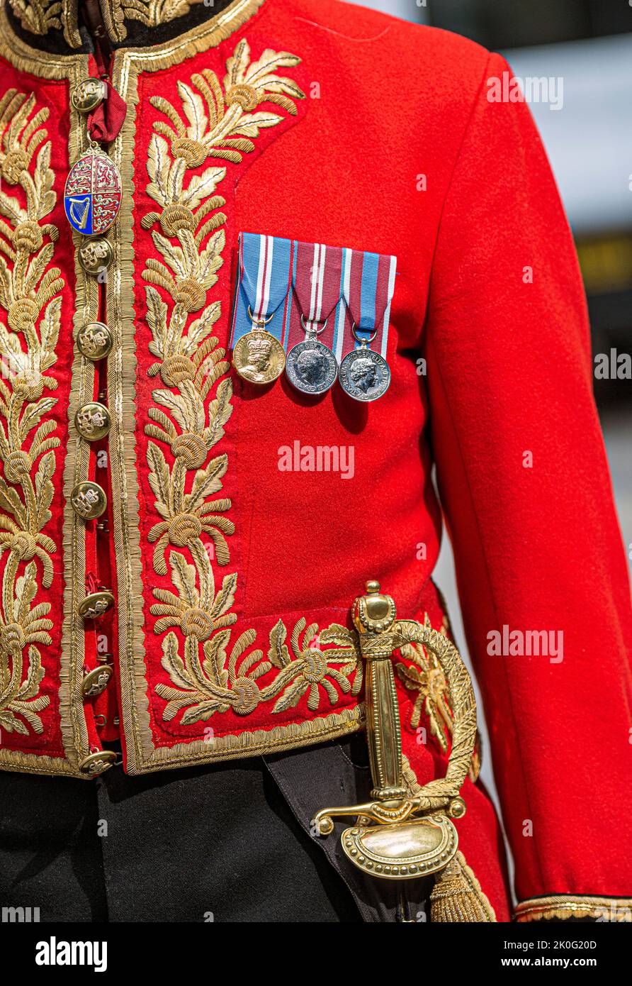 Une tunique écarlate ou un manteau rouge un vêtement militaire porté par un officier dans le Kingdome Uni. Banque D'Images