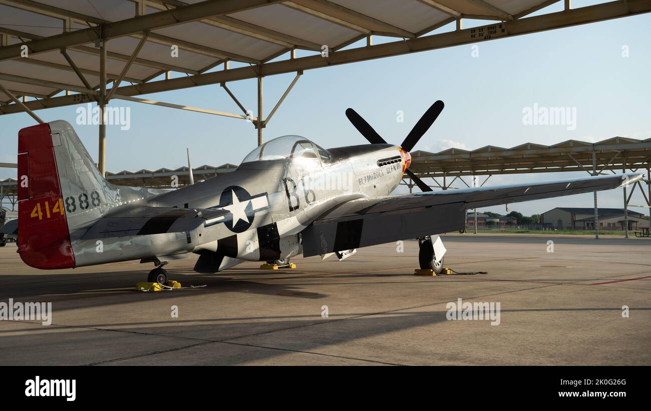 En l’honneur du 75th anniversaire de la Force aérienne des États-Unis, la 149th Fighter Wing a invité le pilote civil James Bohanon à piloter son P-51 Mustang à côté du F-16s de Gunfighter à la base conjointe San Antonio Lackland, Texas, le 10th septembre 2022. Cet avion historique n'était pas seulement le modèle 2nd de l'avion à voler par le 149th FW, mais il a également été volé par Chuck Yeager pendant la Seconde Guerre mondiale, le premier pilote à dépasser la vitesse du son. (Photo de la Garde nationale aérienne par SRA Kaliea Green) Banque D'Images