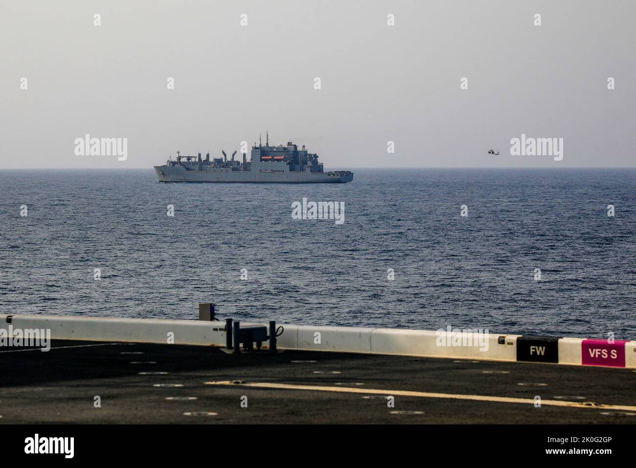 220814-A-EQ028-1027 MER ROUGE (AOÛT 14, 2022) le navire de cargaison sèche et de munitions USNS Mathew Perry (T-AKE 9) effectue un réapprovisionnement vertical avec la base maritime expéditionnaire USS Lewis B. Puller (ESB 3) dans la mer Rouge, août 14. Lewis B. Puller est déployé dans la zone d'opérations de la flotte américaine 5th pour aider à assurer la sécurité et la stabilité maritimes dans la région du Moyen-Orient. (É.-U. Photo de l'armée par la SPC. Frederick Poirier) Banque D'Images
