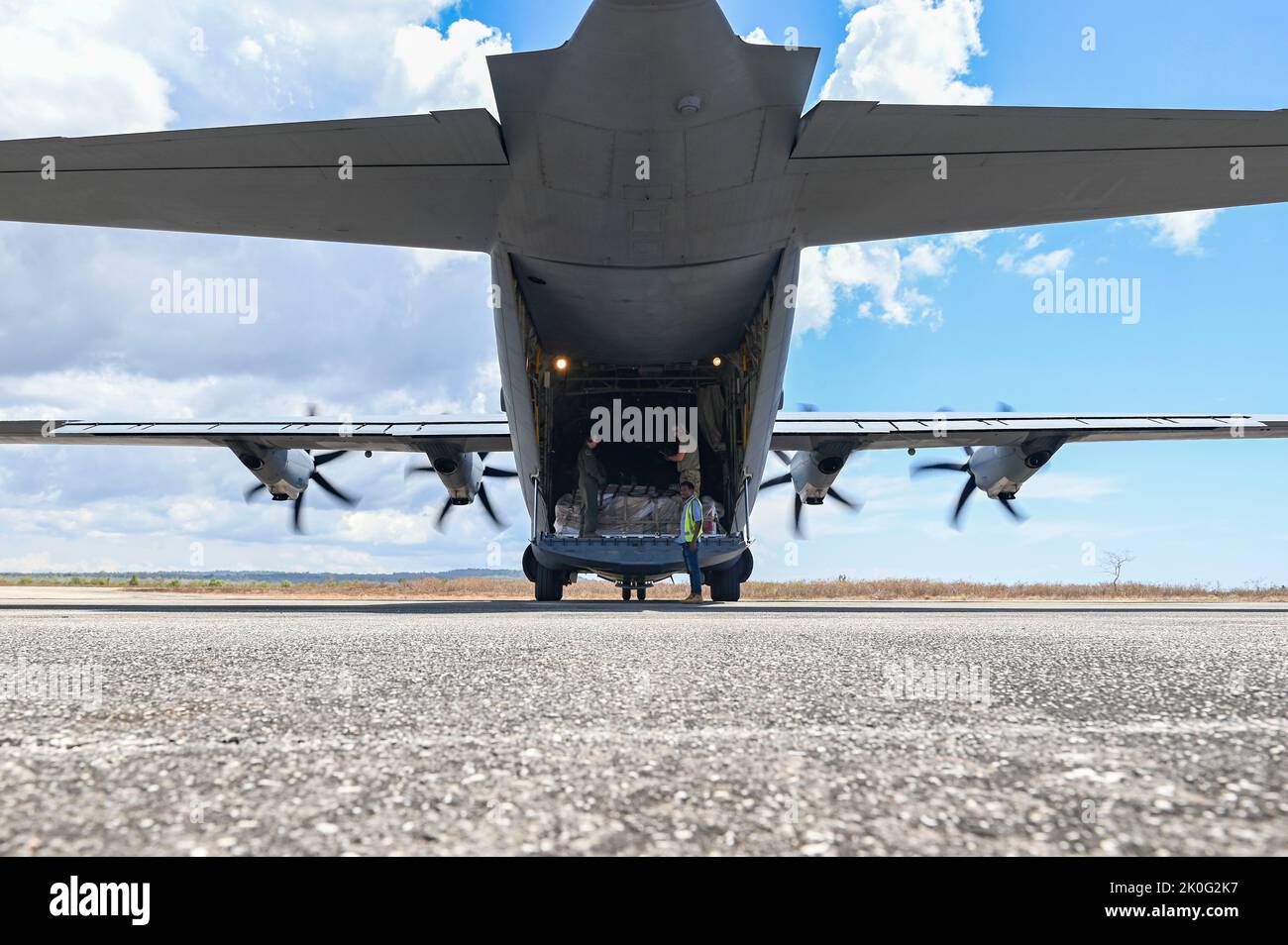 L'équipage d'un avion de la US Air Force C-130J Super Hercules affecté à l'aile de transport aérien 143rd à la station de la Garde nationale aérienne de Quonset point, Rhode Island, se prépare à décharger des fournitures médicales à l'aéroport de Baucau City, Timor-Leste, le 11 septembre 2022, à l'appui de Pacific Angel 22-4. L'opération est prévue du 12 au 17 septembre et portera sur le renforcement des capacités par le biais de services de santé, de projets de construction de programmes d'action civique d'ingénierie et d'échanges d'experts en la matière.le Commandement Indo-Pacifique parraine Pacific Angel pour promouvoir l'interopérabilité et démontrer le soutien du ministère de la Défense à capabili Banque D'Images