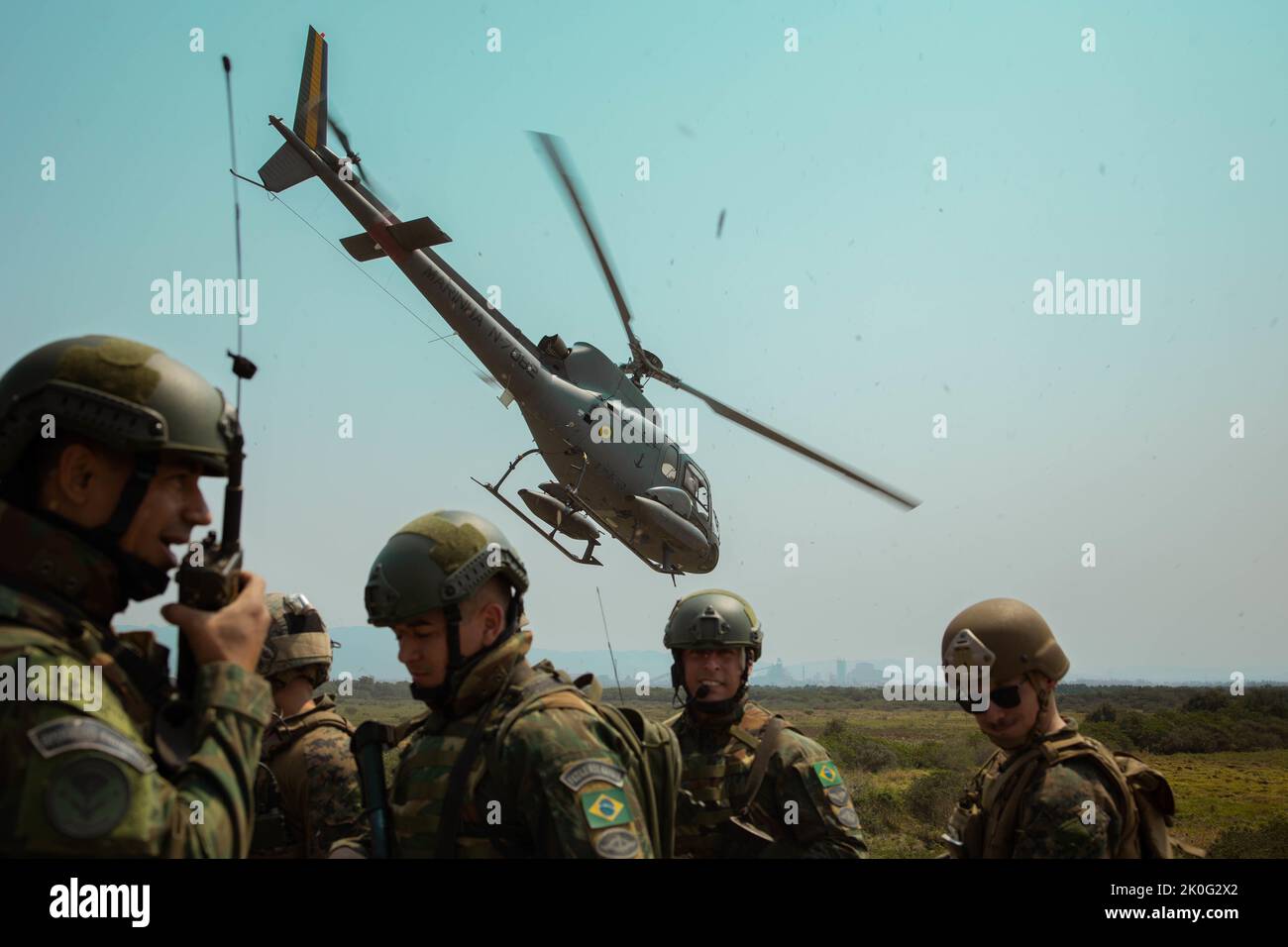 Un 12 hélicoptère Esquilo de la marine brésilienne conduit un vol à l'occasion d'exercices de soutien aérien rapprochés dans le cadre de l'exercice UNITAS LXIII à la base aérienne de Santa Cruz, Rio de Janeiro, le 8 septembre 2022. Le Marine Light Attack Helicopter Squadron (HMLA) 773 et 4th Air Naval Gunfire liaison Company, Réserve des Forces maritimes, à l'appui de la Force opérationnelle aérienne terrestre à usage spécial UNITAS LXIII, formé avec le corps marin brésilien en effectuant des exercices de soutien aérien étroits, qui consiste à localiser des cibles depuis le sol et à relayer des coordonnées aux actifs dans le ciel pour les détruire. UNITAS forme les forces à condu Banque D'Images