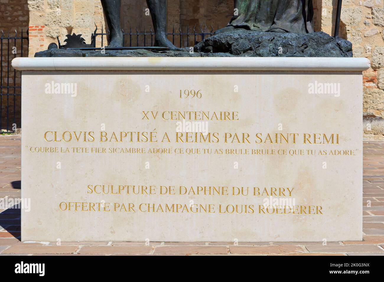 Le baptême du premier roi des Francs Clovis I (466-511) le jour de Noël 508 par Saint Remigius à Reims (Marne), France Banque D'Images