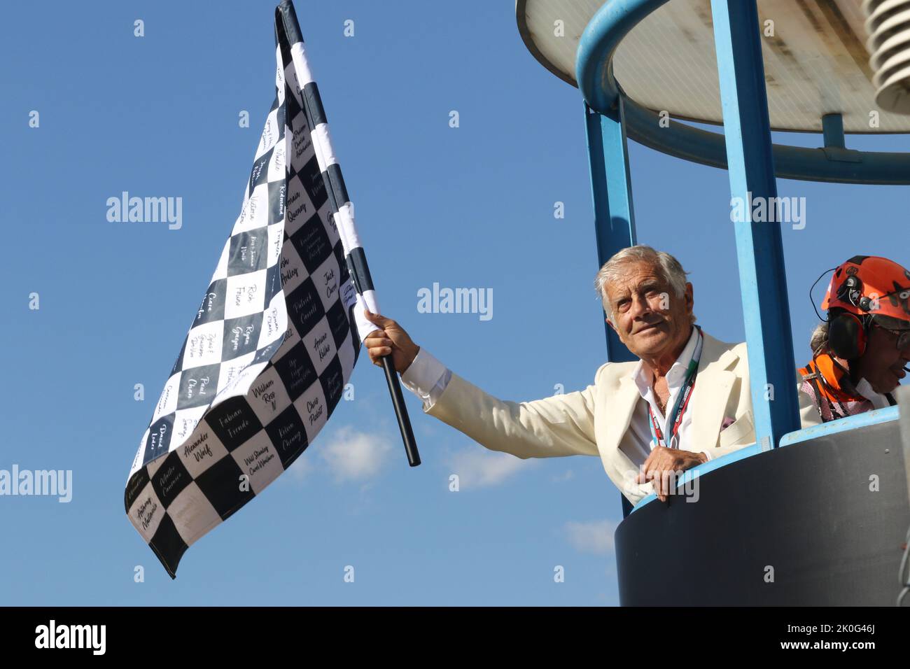 Monza, Italie. 11th septembre 2022. MONZA, Italie, 11. Septembre 2022 ; Giacomo AGOSTINI, Champion du monde de moto avec le drapeau à damier à la fin de la course, Parco di Monza, Autodromo, Formule 1, F1, Grand Prix d'Italie, Grosser Preis von Italien, GP d'Italie, Motorsport, Formel1, -Honorarpflichtiges Foto, Image payante, Copyright © Arthur THILL /ATP images crédit: SPP Sport Press photo. /Alamy Live News Banque D'Images