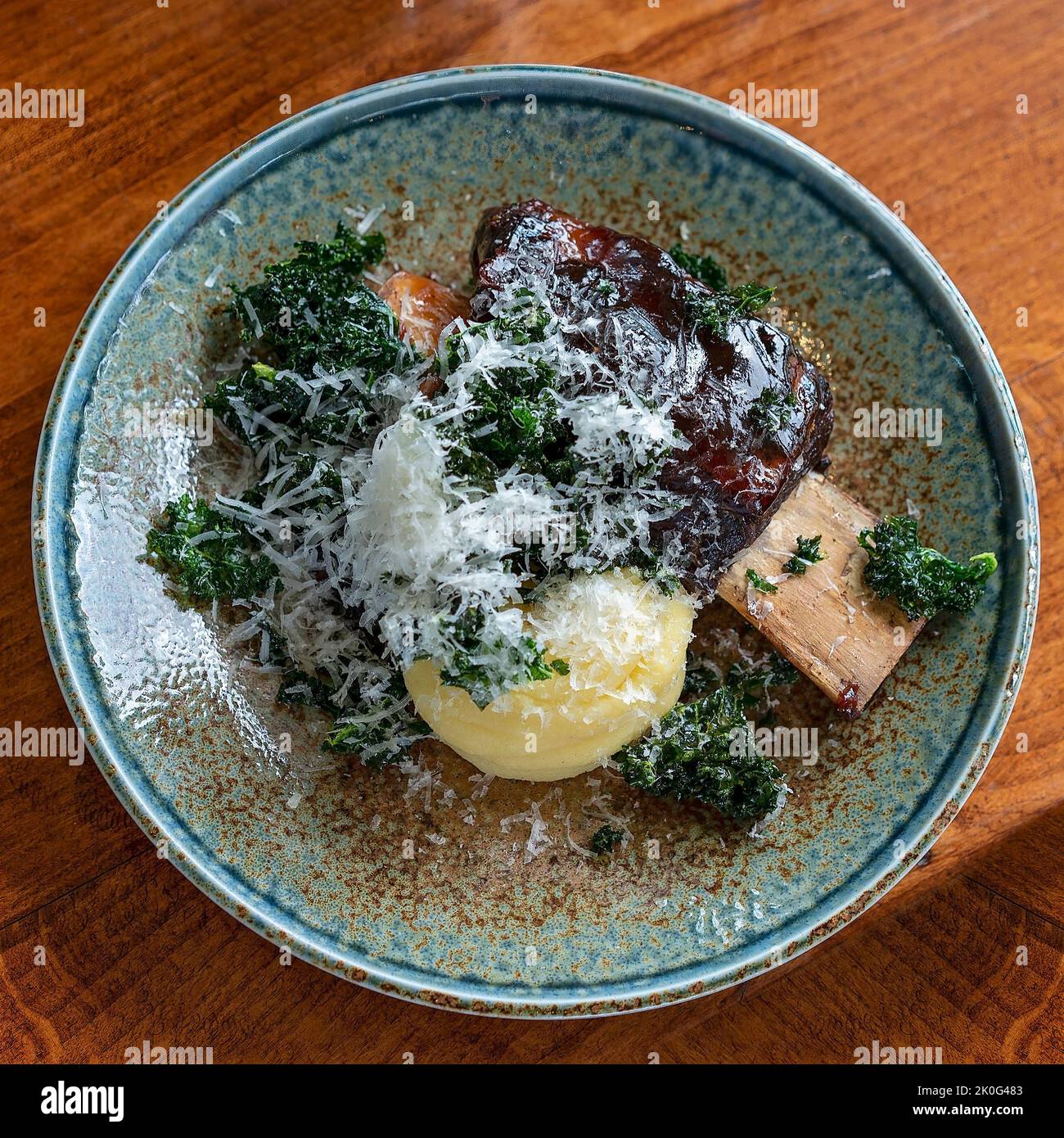 Côte de rechange recouverte de kale et de fromage frits, plat gastronomique dans un vignoble. Banque D'Images