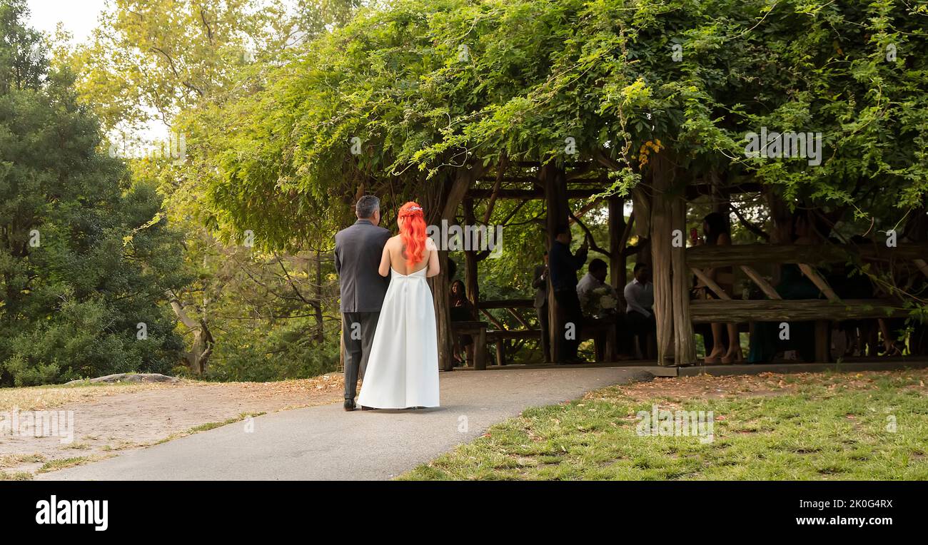 Le père et la mariée s'approchent du belvédère de mariage à Central Park, Manhattan, New York, États-Unis Banque D'Images