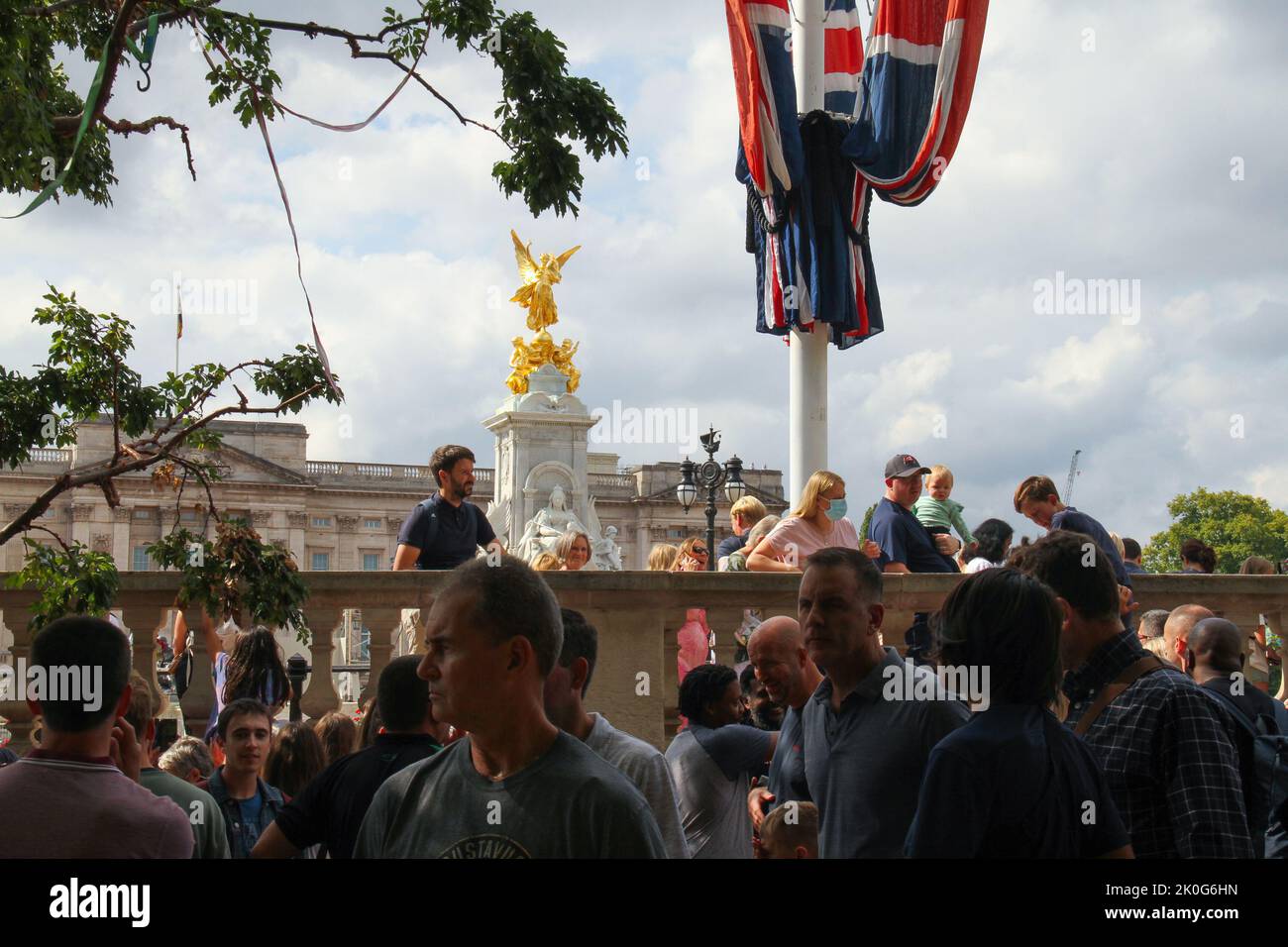 Londres, Royaume-Uni. 11th septembre 2022. Les gens vus autour des hommages floraux par un arbre au parc St James avec la toile de fond de la statue du mémorial de la Reine Victoria devant le palais de Buckingham. La reine Elizabeth II était reine régnant de 32 États souverains au cours de sa vie, 15 au moment de sa mort. Son règne de 70 ans et 214 jours était le plus long de tout monarque britannique et le plus long enregistré de tout chef d'État féminin dans l'histoire. (Photo de David Mbiyu/SOPA Images/Sipa USA) Credit: SIPA USA/Alay Live News Banque D'Images