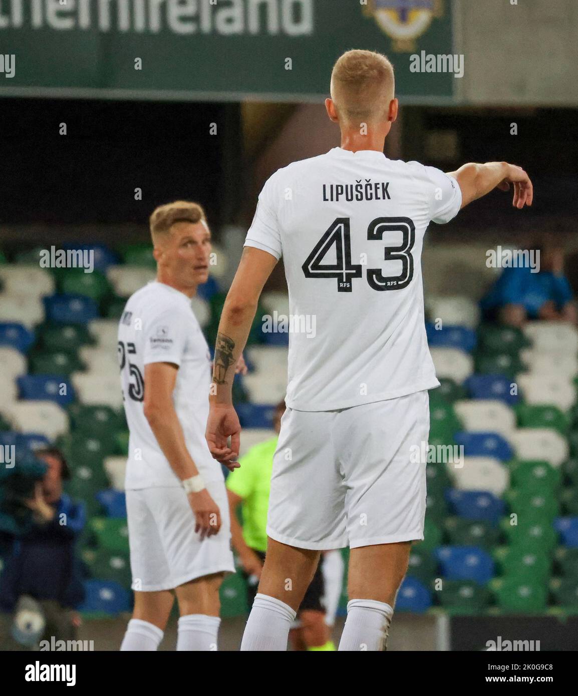 Windsor Park, Belfast, Irlande du Nord, Royaume-Uni. 25 août 2022. Finale de l'UEFA Europa Conference League (deuxième partie) – Linfield v RFS. Footballeur en action joueur de football RFS Zisa Lipuscek (43). Banque D'Images