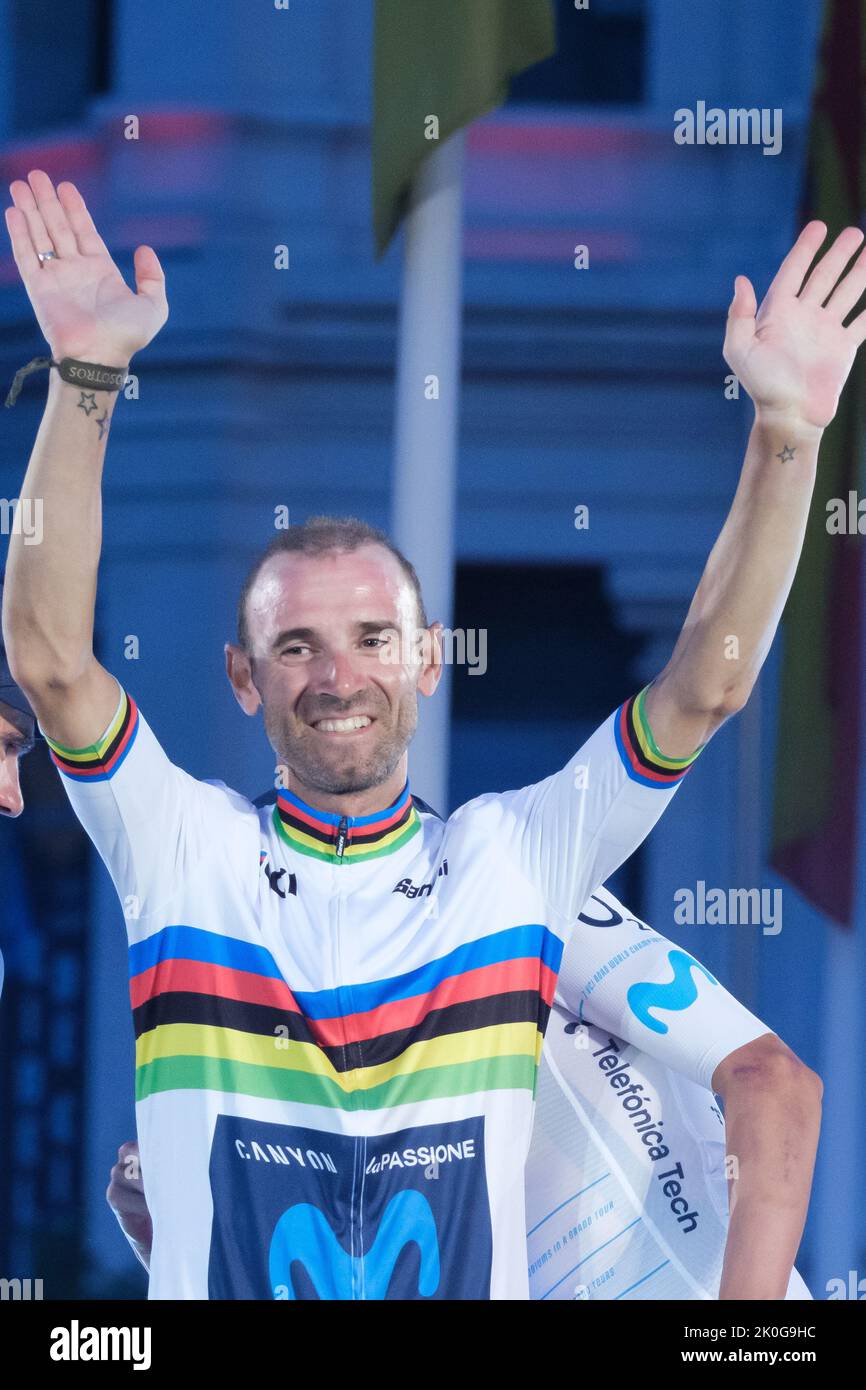 Madrid, Espagne. 11th septembre 2022. Alejandro Valverde Belmonte, d'Espagne, et Movistar Team, célèbre lors de ses adieux à la cérémonie de cyclisme professionnel sur le podium après le Tour d'Espagne 77th 2022 à Madrid. Le cavalier belge Remco Evenepoel a remporté sa première victoire Grand Tour dans la Vuelta a Espana à Madrid. L'homme de 22 ans a dominé la course de trois semaines et a remporté la victoire après 21st. Crédit : SOPA Images Limited/Alamy Live News Banque D'Images