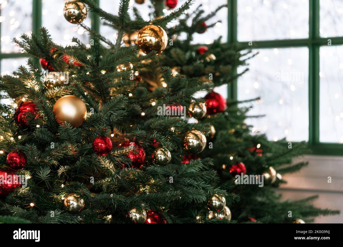 Belles décorations en sapin et lumières de la foire traditionnelle de Noël.Concept de vacances.Hiver saison des vacances arrière-plan. Banque D'Images